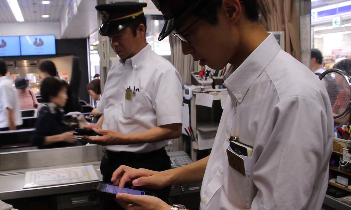 Hankyu staff using the Passenger Assistance platform.(staff using app)
